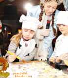 Дети и Снегурочка пекут печенье