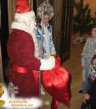 Дети встречают Деда Мороза И Снегурочку в прихожей