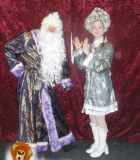 Дед Мороз и Снегурочка пляшут новогодний танец